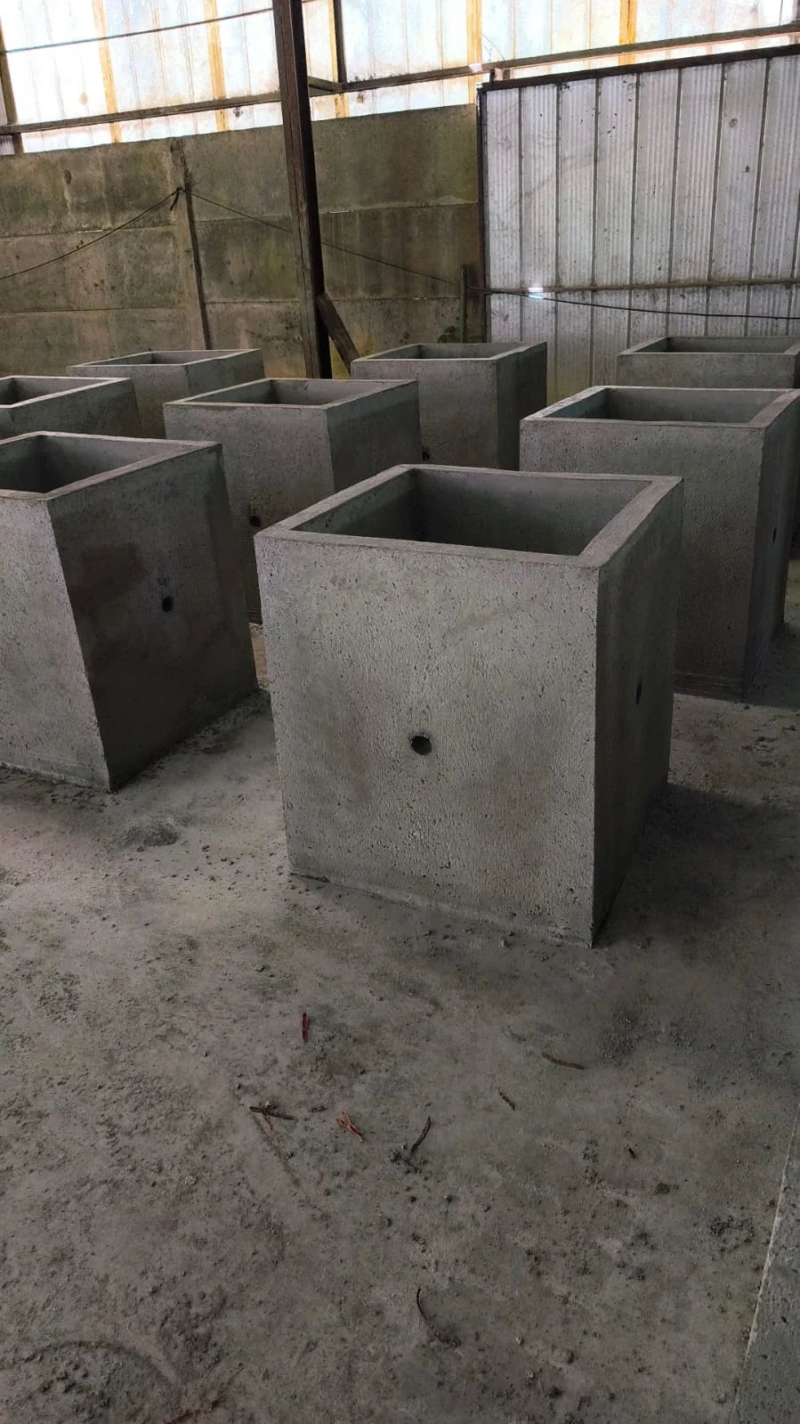 Serie de cámaras eléctricas prefabricadas en la planta de Vibrados Navarrete