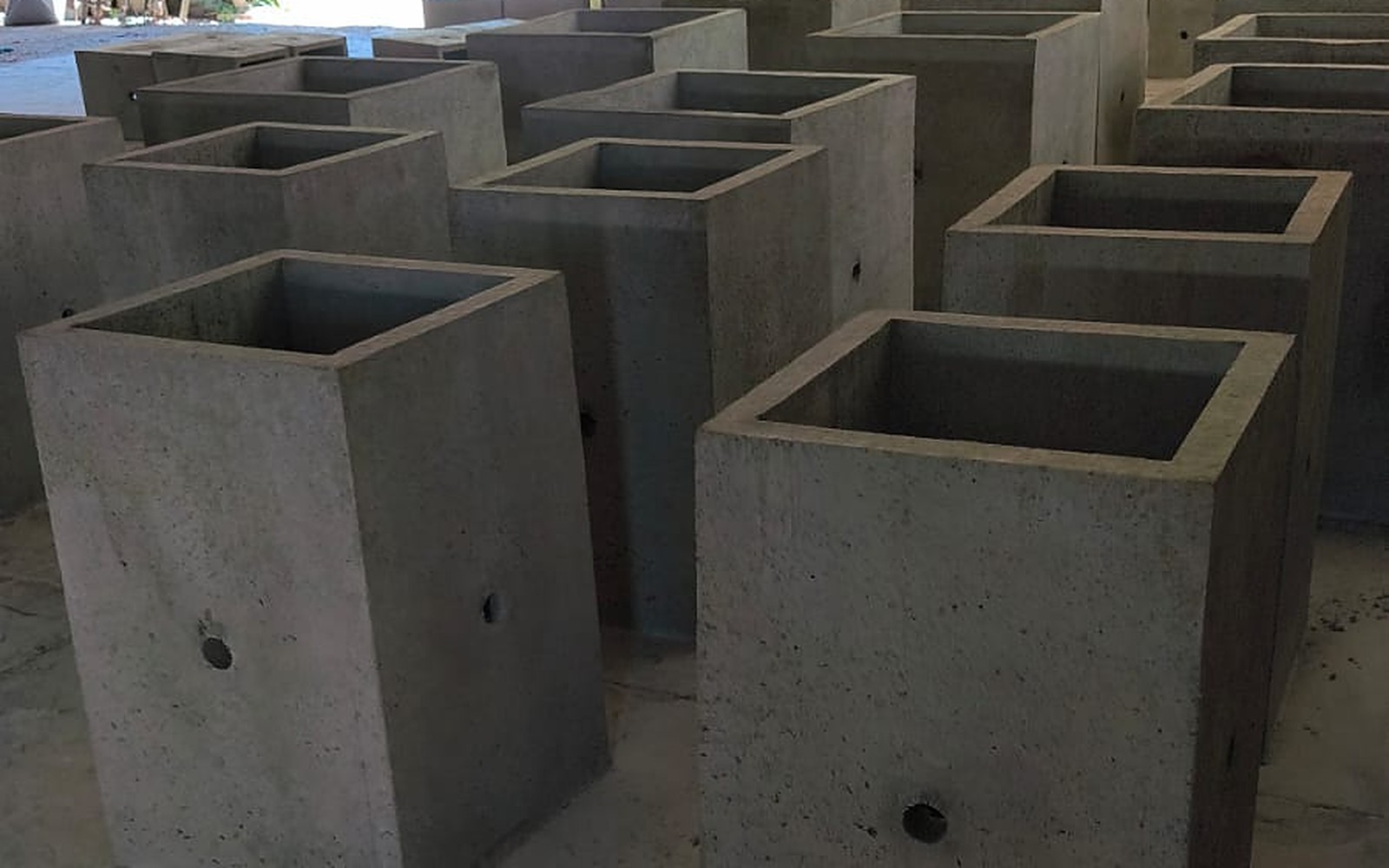 Serie de cámaras eléctricas prefabricadas fabricadas en la planta de Vibrados Navarrete