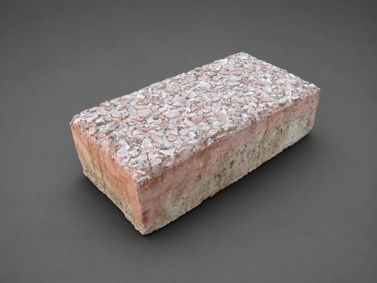 Adocreto rectangular rojo con piedra