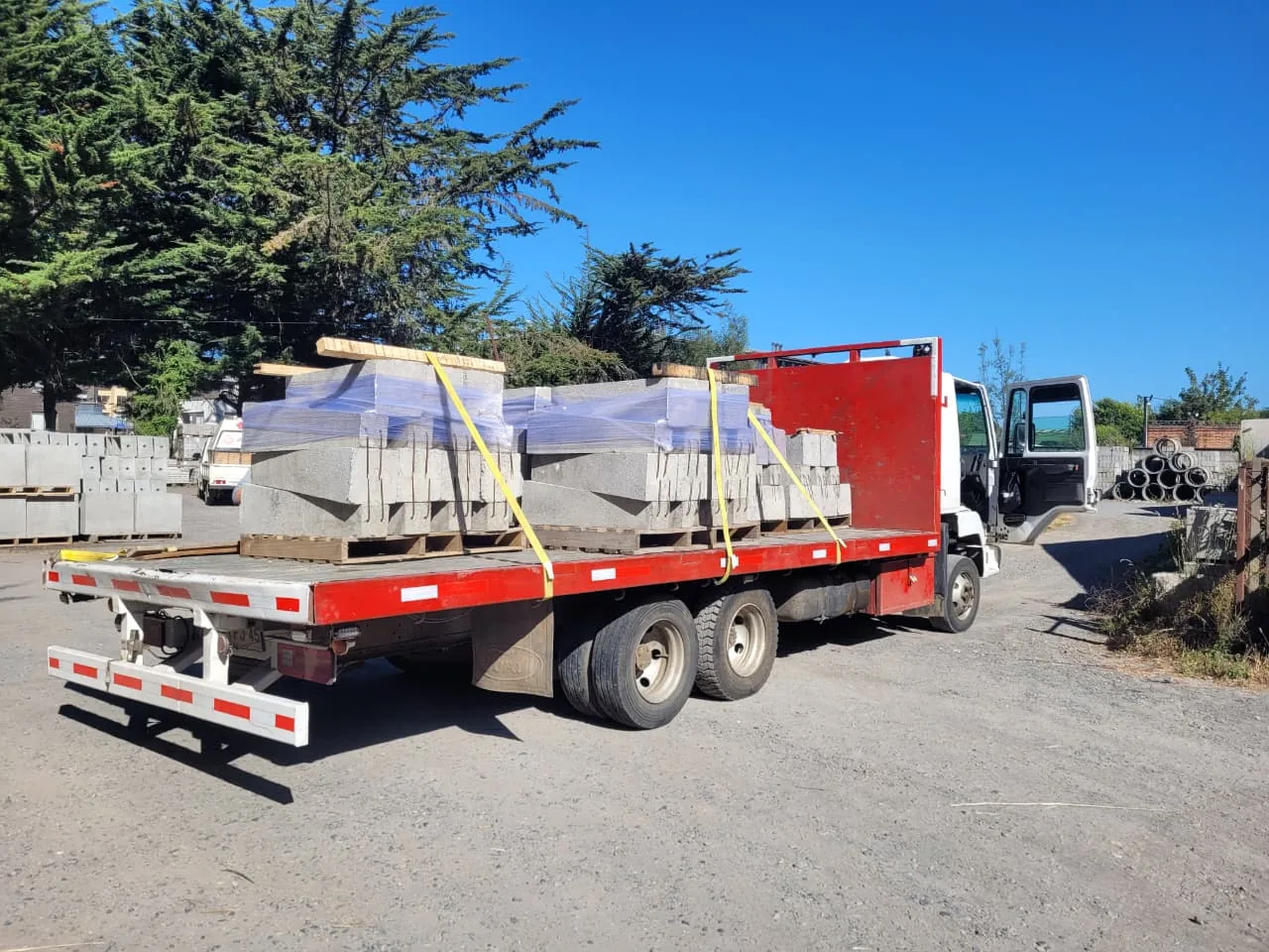 Acopio de piezas de hormigón fabricadas en la planta de Vibrados Navarrete
