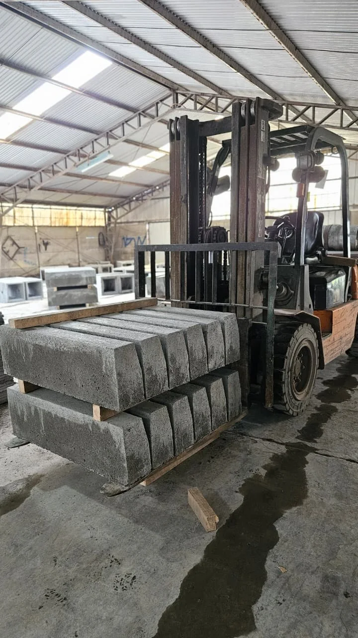 Preparación de despacho de piezas de hormigón con grúa horquilla en Vibrados Navarrete