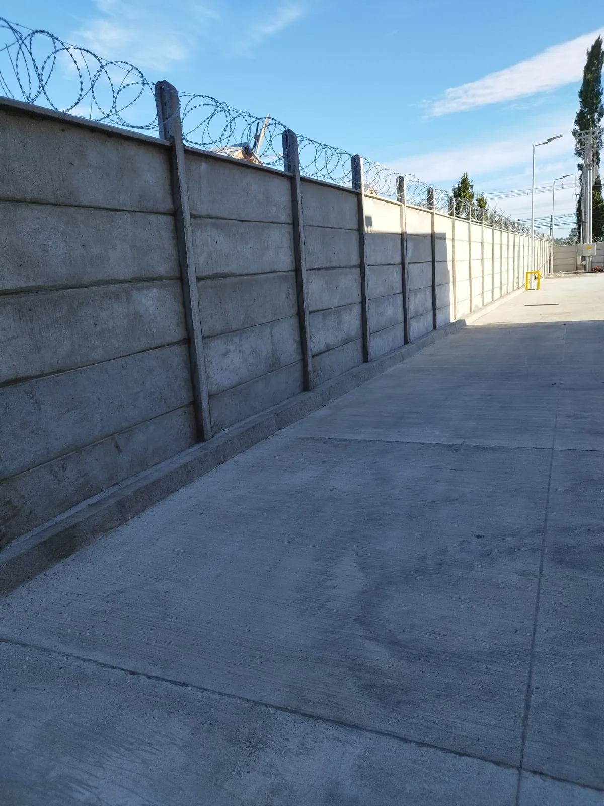 Muro perimetral de hormigón en aplicación real, fabricado por Vibrados Navarrete
